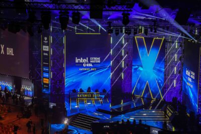 Scene d'arene esport illuminee, ambiance MSI 2026